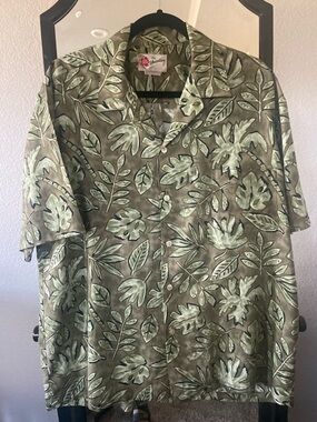 Hilo Hattie Green and Olive Leaf Print Casual Button-Down Shirt